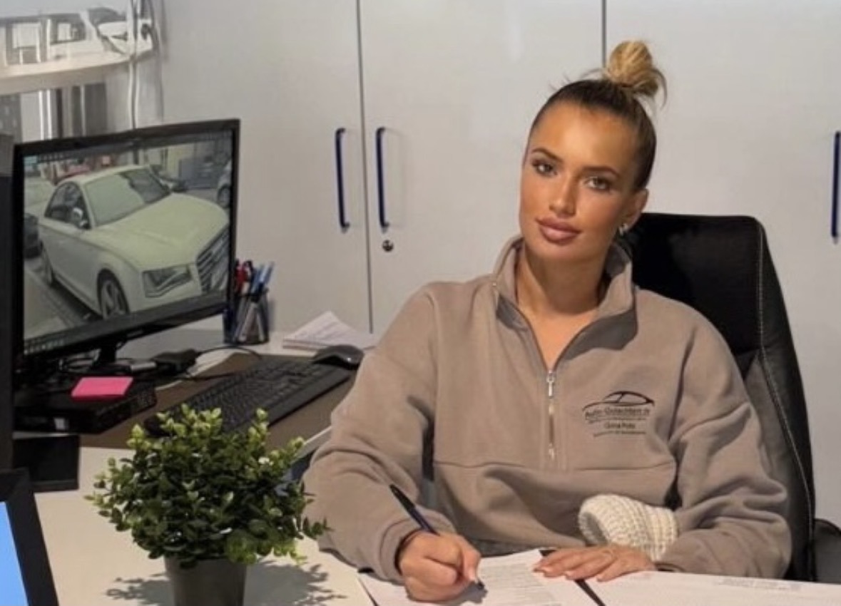 Gina Pohl, Gründerin des Kfz-Zulassungsservice, an ihrem Arbeitsplatz